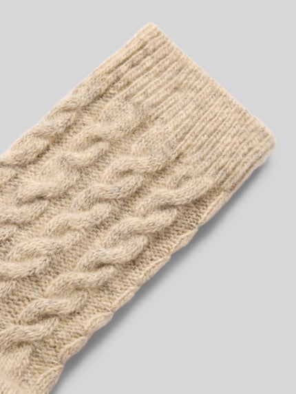 Produktfoto, Socken mit Zopfmuster Modell 'Cosy' von camano, beige Farbe, elastisches Rippbündchen, weiche Struktur, Label-Detail