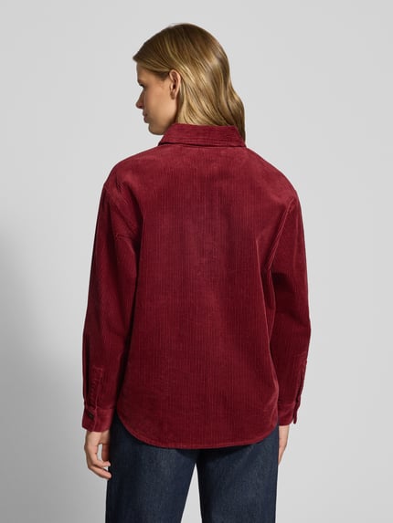 Frauenmodel trägt Relaxed Fit Langarmbluse aus Baumwoll-Mix von Marc O'Polo in Bordeauxrot, samtige Rippenstruktur, Ganzkörperansicht Rückansicht, Damen Langarmbluse von Marc O'Polo DENIM.