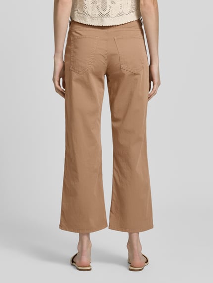 Frauenmodel trägt Straight Leg Hose aus Baumwoll-Mix Modell 'MAINE S' von Brax, Optik: Unifarben, Passform: Straight Fit, Cropped, 5-Pocket-Design, Gürtelschlaufen, Knopf und verdeckter Reißverschluss, Material: Baumwoll-Mix, Farbe Beige, glatte Textur, Ganzkörperansicht Rückansicht.