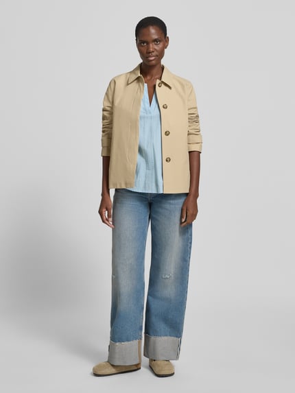 Vrouwenmodel draagt Regular Fit Bluse met V-hals model 'Ane' van FREE/QUENT uit pure katoen met broderie, lichtblauw, voorkant, ganzichaamsaanzicht.