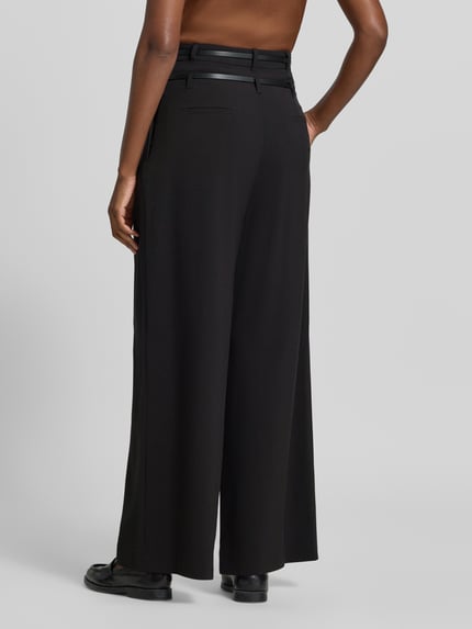 Frauenmodel trägt Flared Fit Hose mit Viskose-Anteil Modell 'FLANELLA' von Liu Jo White in Schwarz, elastischer Material-Mix, Rückansicht Ganzkörperansicht.