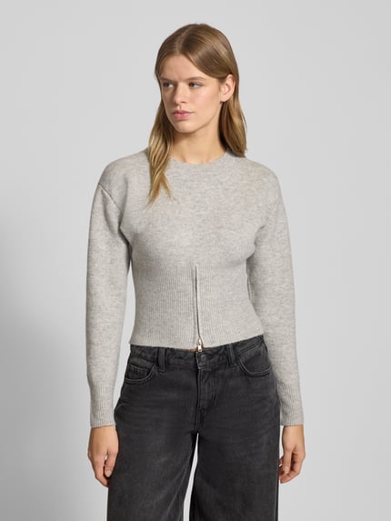 Frauenmodel trägt Strickpullover mit gerippten Abschlüssen Modell 'SLOAN' von Noisy May in Hellgrau, Material-Mix, Nahaufnahme Oberkörper
