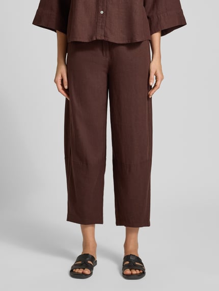 Frauenmodel trägt Stoffhose aus Leinen-Viskose-Mix Modell 'Lava' von FREE/QUENT in Braun, Relaxed Fit, elastischer Bund, Nahaufnahme Oberkörper, Kontext: Damen Stoffhose, Bundweite S 37 cm, Innenbeinlänge S 66 cm.