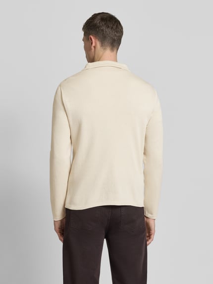 Männermodel trägt Regular Fit Hemdjacke mit Brusttaschen von Manuel Ritz aus Baumwoll-Mix in Beige, Rückenlänge 68 cm, Ganzkörperansicht Rückansicht.
