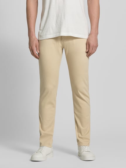 Męski model nosi Regular Fit Hose mit Eingrifftaschen Modell 'Lyon' od Pierre Cardin, bawełna z elastanem, kolor beżowy, Szerokość w rozmiarze 32/32: 41 cm, długość nogawki 80 cm, Ganzkörperansicht von vorne.
