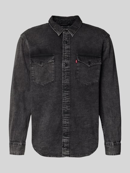 Produktfoto, Relaxed Fit Jeanshemd mit Brusttaschen Modell 'WESTERN' von Levi's®, puur katoen, zwarte denim, Kentkraag, knoopsluiting, borstzakken met knoopsluiting, labeldetail, afgeronde zoom, sportmanchetten, ruglengte maat M 73 cm, schouderbreedte 51 cm, mouwlengte 64 cm.