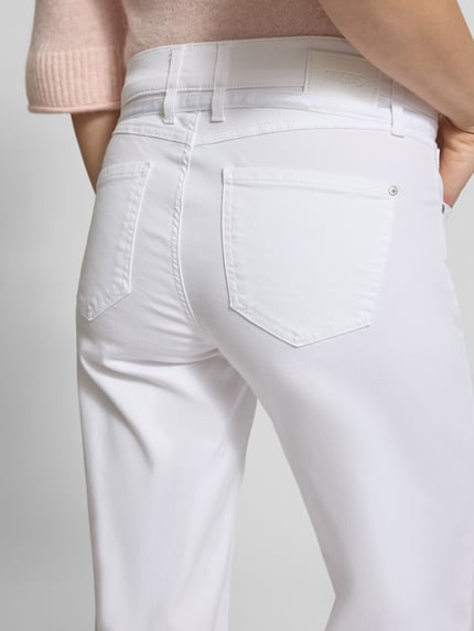 Kobieta nosi białe Flared Jeans mit Gürtel Modell 'Liz City' od Angels, bawełniany mix ze stretchem, 5 kieszeni, detal z tyłu, zdjęcie z tyłu