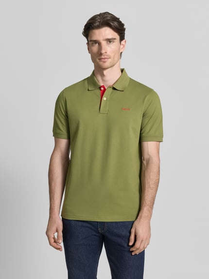 Männermodel trägt Regular Fit Poloshirt mit Logo-Stitching von Gant in Olivgrün, elastischer Baumwoll-Mix, Ganzkörperansicht von vorne.
