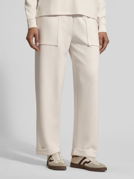 Vrouwenmodel draagt Sweatpants met steekzakken en omslag van Christian Berg Woman, modalmix, relaxed fit, kleur crème, detailopname voorkant.