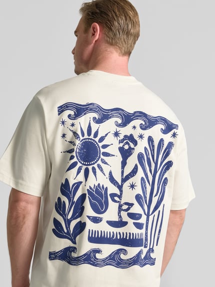 Männermodel trägt T-Shirt mit rückseitigem Motiv-Print von Jake*s aus Reine Baumwolle, Regular-Fit, Rundhalsausschnitt, Rückenlänge 68 cm, Rückenansicht.