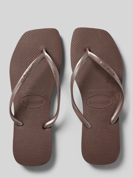 Produktfoto, Zehentrenner mit strukturierter Sohle Modell 'SLIM' von Havaianas, brązowy kolor, Wytłoczone logo, kształt prostokątny, damski, fakturowana podeszwa, wysokość obcasa: 2 cm w rozmiarze 39/40, szerokość cholewki: 20 cm w rozmiarze 39/40