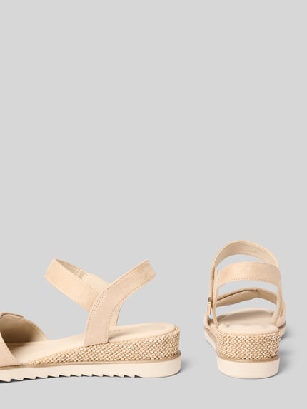 Produktfoto, Sandalen mit Allover-Muster von Tamaris in Beige mit Animal Print, Keilabsatz, offener Schuhspitze und strukturierter Sohle.