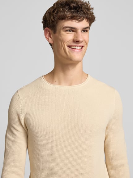 Mannenmodel draagt Basic Strickpullover met ronde hals en rolranden van REVIEW, beige, katoen, regular fit, close-up bovenlichaam.