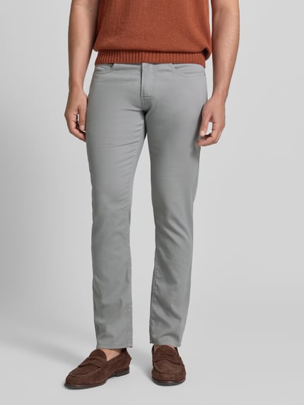 Mężczyznamodel nosi spodnie Tapered Fit Hose mit Eingrifftaschen Modell 'Lyon' von Pierre Cardin, mieszanka bawełny i elastanu, wpuszczane kieszenie, Szerokość w rozmiarze 32/32: 41 cm, Długość wewnętrzna nogawki w rozmiarze 32/32: 80 cm, Ganzkörperansicht von vorne.