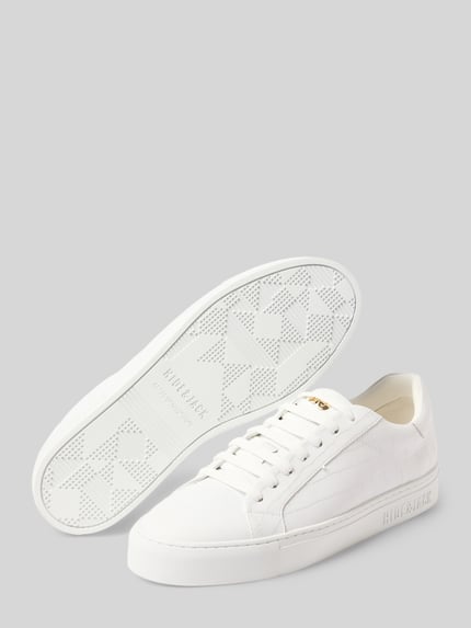 Produktfoto, białe sneakersy z aplikacją z logo, wężowy wzór, zaokrąglony krój, model 'Essence' od Hide&Jack, wysokość obcasa 3 cm, wysokość cholewki 7 cm, szerokość w rozmiarze 44: 10 cm, wiązanie.