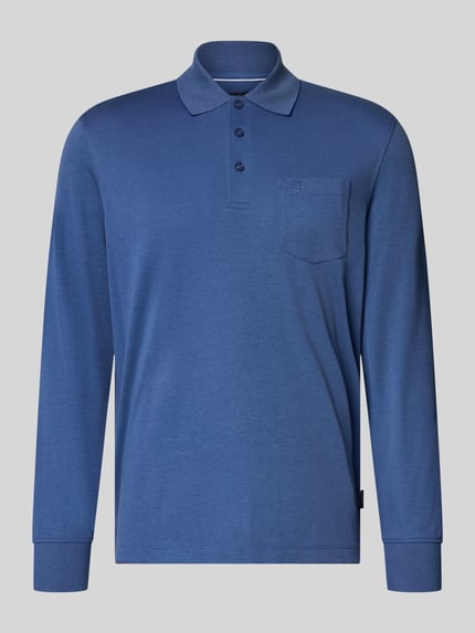 Produktfoto, Regular Fit Poloshirt aus Baumwoll-Mix mit Brusttasche von bugatti, niebieski kolor, melanżowa tekstura, długi rękaw, krój regular fit, logo haftowane, elastyczne mankiety, kołnierzyk polo, długość pleców w rozmiarze M: 71 cm
