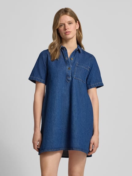 Vrouwenmodel draagt Relaxed Fit Minikleid in denim-look model 'Amara' van JJXX, puur katoen, korte mouwen, borstzak, kraag, voorkant, halftotaal