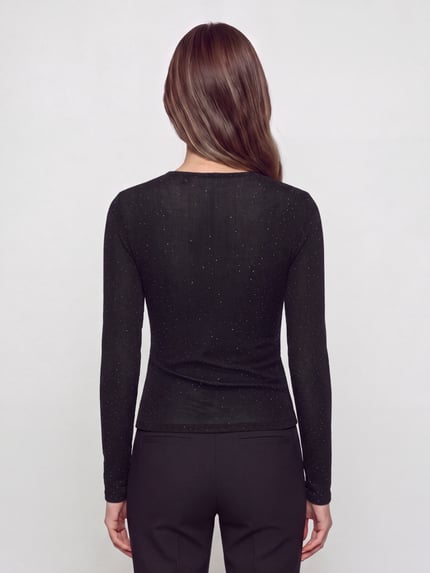 Frauenmodel trägt Langarmshirt mit Strasssteinen von VERO MODA in Schwarz, strukturierte Rippstrick-Oberfläche, Ganzkörperansicht Rückansicht.