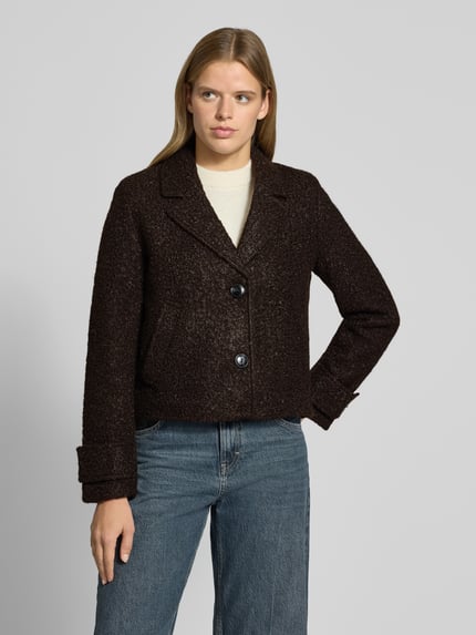 Vrouwenmodel draagt lange jas Model 'ONLVALERIA' van ONLY, look: effen, regular fit, reverskraag, kort, 2-knoopsluiting, lange mouw, Bouclé structuur, Ganzichaamsaanzicht van voren.