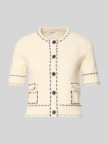 Produktfoto, Slim Fit Strickjacke mit aufgesetzten Taschen von Rich & Royal in Creme mit schwarzen Kontrastnähten, Knopfleiste, Baumwoll-Mix, Halbarm.