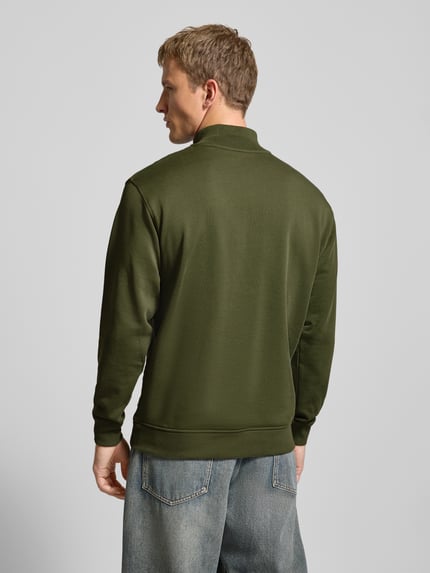 Męski model nosi Regular Fit troyer aus reiner Baumwolle od Marc O'Polo Denim, efekt: jednolity kolor, kołnierz zapinany, długi rękaw, prążkowane wykończenie, wykonanie: dzianina dresowa, materiał: bawełna, całkowity widok z tyłu.
