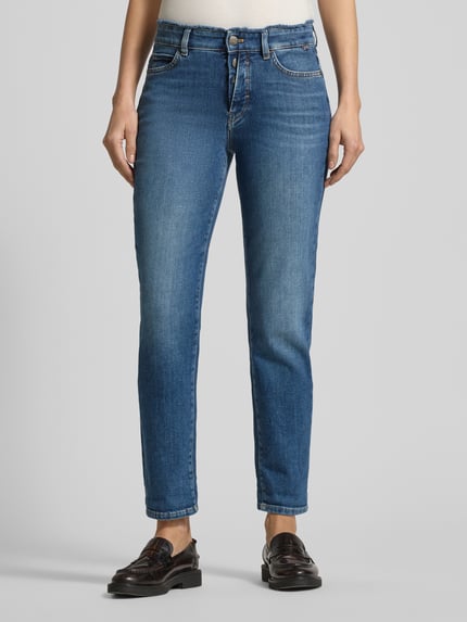 Vrouwenmodel draagt Jeans met 5-Pocket-Design van Marc Cain in blauwe katoen-elastaan mix, rechte snit, knoopsluiting, vooraanzicht heup-tot-voet.