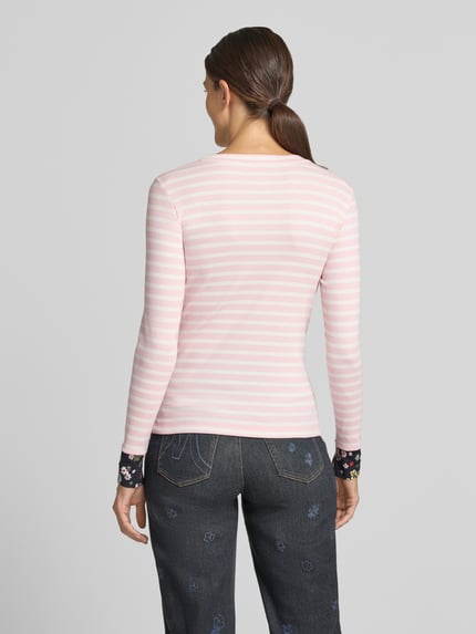Frauenmodel trägt Slim Fit Longsleeve aus Baumwoll-Mix von Marc Cain in Rosa-Weiß mit floralen Details am Ärmel, Rückenansicht, Damen Longsleeve aus elastischem Baumwoll-Mix, Rundhalsausschnitt, Rückenlänge 57 cm bei Größe 36.