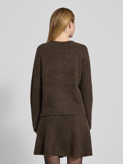 Frauenmodel trägt Relaxed Fit Pullover aus Woll-Mix mit Alpaka-Anteil Modell 'LULU' von Selected Femme in Melange-Optik, Strick, Rückansicht.