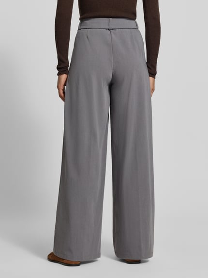 Vrouwenmodel draagt Wide Fit broek met viscosemix van MYON, elastische materiaalmix, bandplooien, haakjes- en ritssluiting, grijs, wide fit, bandwijdte 40 cm, binnenbeenlengte 80 cm, geheel van achteren.