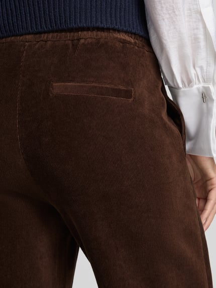 Frauenmodel trägt Relaxed Fit Cordhose aus reiner Baumwolle von Marc O'Polo, brauner Feincord, strukturierte Oberfläche, Nahaufnahme Hüfte, Damen Cordhose von Marc O'Polo