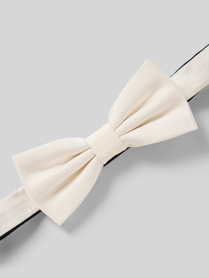 Produktfoto, Fliege mit Hakenverschluss von Monti in Creme mit strukturierter Oberfläche, verstellbare Kragenweite, vorgebunden