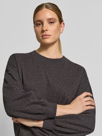 Vrouwenmodel draagt Oversized Sweatshirt aus Baumwoll-Mix van Juvia, grijs met luipaardstructuur, ronde hals, katoenmengsel, nahaufnahme bovenlichaam.