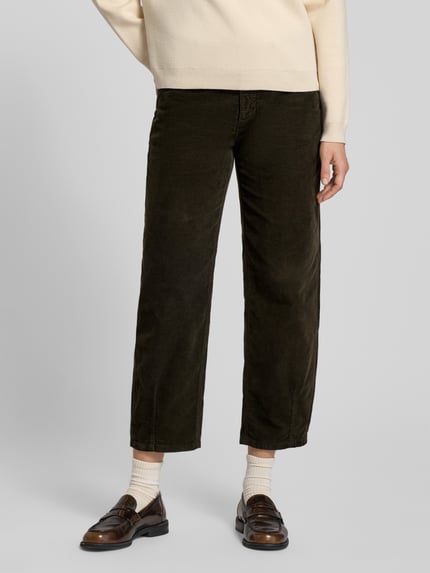 Frauenmodel trägt Barrel Fit Cordhose in verkürzter Passform Modell 'ELIN' von Cambio, dunkelgrün, Baumwoll-Elasthan-Mix, Ganzkörperansicht von vorne