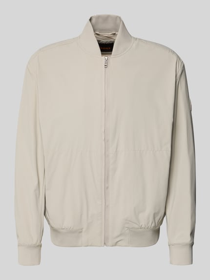 Produktfoto, Regular Fit Blouson mit Baseball-Kragen Modell 'OSURF' von BOSS Orange, gładki materiał, jasny beż, ribb przy rękawach i dole, kieszenie boczne na zamek, aplikacja z logo, krój regular fit