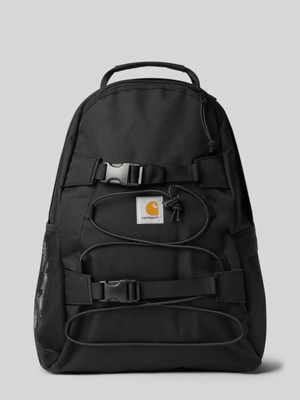 Produktfoto, Rucksack mit Logo-Patch Modell 'KICKFLIP' von Carhartt Work In Progress in Schwarz, robuste Textur, klare Linien, Frontansicht, Hauptfach mit Reißverschluss, verstellbare Schulterträger, Größe: 44x47x16 cm, Logo-Patch mittig, Netztasche seitlich, Länge Schulterriemen 66 cm.
