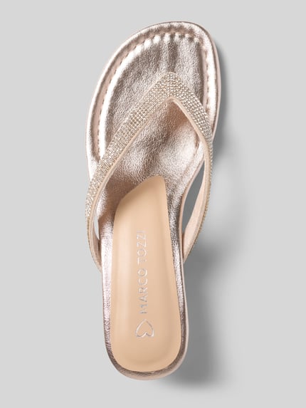 Productfoto, Zehentrenner met Pfennigabsatz van Marco Tozzi in metallic kleur, afgeronde model, met strass-steentjes, licht gestructureerde zool, hakhoogte maat 40: 4 cm