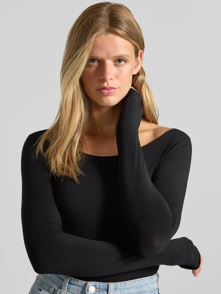 Frauenmodel trägt Slim Fit Langarmshirt U-Boot-Ausschnitt von REVIEW, Schwarz, Lyocell-Mix mit Stretch, elastischer Bund, Nahaufnahme Oberkörper.