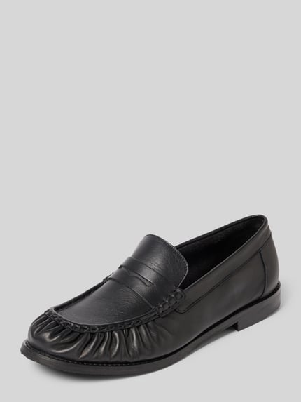 Produktfoto, Loafers aus Leder Modell 'CHARLIE' von Garment Project in Schwarz, runde Spitze, glatte und geraffte Textur, Schlupfform, Herrenschuh