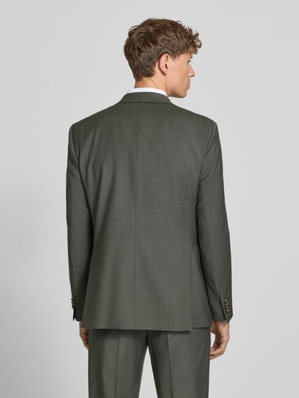 Męskij model nosi marynarkę z mieszanki materiałów z dodatkiem wełny model 'Finch' od JOOP! Collection, kolor ciemnoszary, kołnierz z połami, brustasza z poszetką, kieszenie z patką, krój regular fit, długość tyłu w rozmiarze 50: 74 cm, szerokość ramion w rozmiarze 50: 44 cm, długość rękawów w rozmiarze 50: 65 cm, widok całej sylwetki z tyłu.