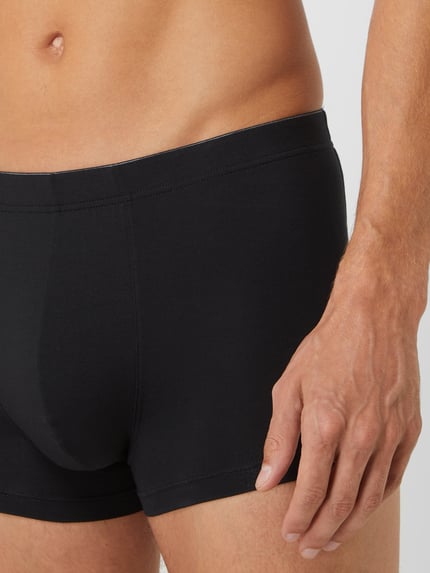 Männermodel trägt Boxershorts mit elastischem Bund von Hanro, Baumwoll-Elasthan-Mix, körpernaher Schnitt, Nahaufnahme Hüfte.