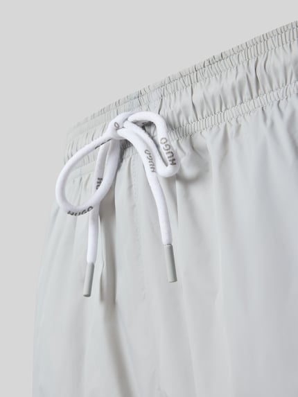 Produktfoto, Badeshorts mit Label Print Modell 'HAITI' von HUGO in Optik: Unifarben, Label-Patch, Bundabschluss: elastisch, seitliche Eingrifftaschen, Gesäßtasche, glatte helle Oberfläche.