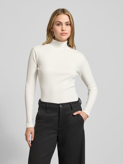Frauenmodel trägt Slim Fit Turtleneck aus Baumwoll-Mix Modell 'DRIZA' von HUGO, Optik: Unifarben, Strick, Label-Applikation, Ganzkörperansicht von vorne.