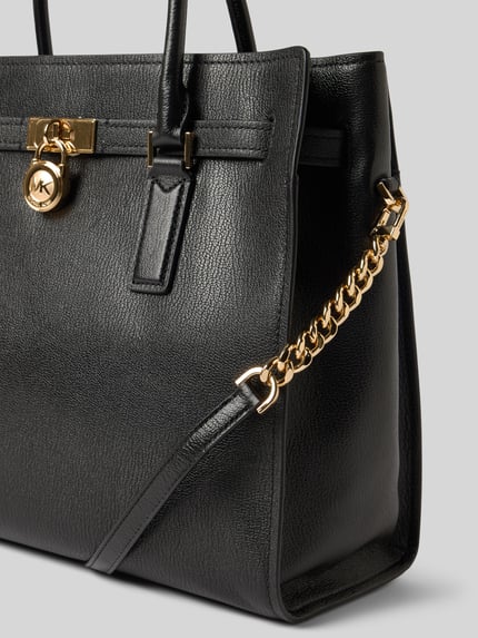 Produktfoto, Handtasche mit Tragehenkel Modell 'HAMILTON' von MICHAEL Michael Kors in Schwarz, goldfarbene Details, strukturiertes Material, Label-Detail, Hauptfach mit Reißverschluss, 37 cm Breite, 32 cm Länge, 12 cm Tiefe, Schulterriemen 47 cm, Innenfach mit Reißverschluss.