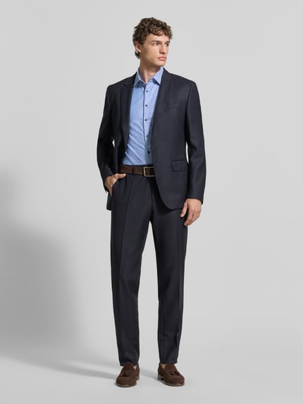 Männermodel trägt Slim Fit Business-Hemd aus katoen met Kentkraag van Jake*s, blauwe kleur, knoopsluiting, volledige lichaamsfoto van voren