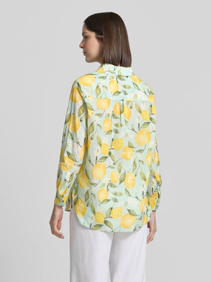 Frauenmodel trägt Regular Fit Bluse im Allover-Look von Oui aus reiner Baumwolle mit Hemdblusenkragen und Knopfleiste, Ganzkörperansicht Rückansicht.