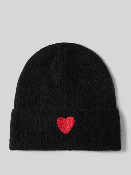 Produktfoto, schwarze Mütze mit Woll-Anteil von Jake*s Casual, auffälliges rotes Herz-Motiv, weiche Textur, Vorderansicht.