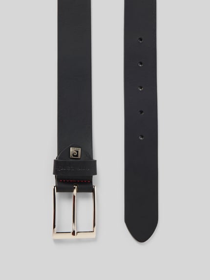 Produktfoto, Pasek skórzany z sprzączką i detalem z logo Ledergürtel mit Dornschließe und Label-Detail von Pierre Cardin, klasyczny kształt, naturalna skóra, szerokość 3,5 cm, czarny, rozmiar 110, długość 126 cm.