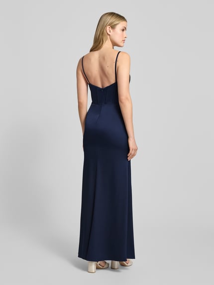 Frauenmodel trägt Abendkleid aus Satin mit Raffungen von Hey Kyla in Dunkelblau, A-Linie, Maxikleid, Rückansicht, Ganzkörperansicht.