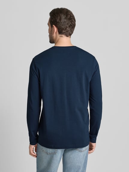 Männermodel trägt Longsleeve mit geripptem Rundhalsausschnitt von Christian Berg Men in Dunkelblau, Regular Fit, Rückenansicht, Baumwoll-Mix.