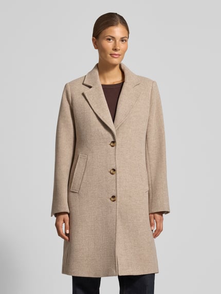 Kobieta modelka nosi płaszcz z mieszanki materiałów z dodatkiem wełny Model 'CAPPOTTO' od Liu Jo White, kolor beżowy, krój regular fit, kołnierz z połami, wpuszczane kieszenie, listwa guzikowa, długość tyłu w rozmiarze 36: 96 cm, szerokość ramion w rozmiarze 36: 35 cm, szerokość w klatce piersiowej w rozmiarze 36: 46 cm, długość rękawów w rozmiarze 36: 61 cm, widok całej sylwetki z przodu.